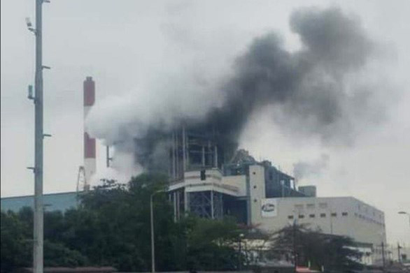 Nổ lớn tại nhà máy nhiệt điện Uông Bí, cột khói đen bốc cao hàng chục mét