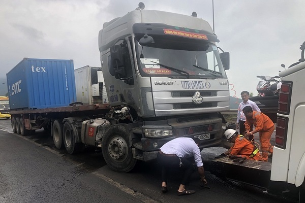 Xe container mất phanh tông vách núi, choán hết đường vào hầm Hải Vân