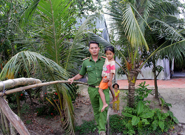 Đại úy Công an băng cầu khỉ, len xóm nghèo dạy học, cắt tóc