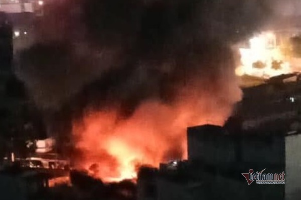 Biển lửa thiêu rụi 10 ki ốt ở vùng ven Sài Gòn