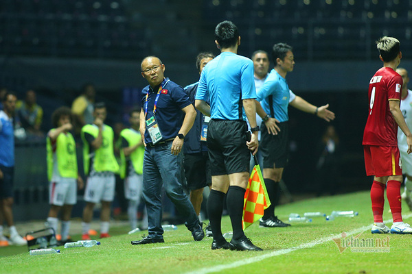 Suýt gây sự trọng tài , HLV Park Hang Seo 