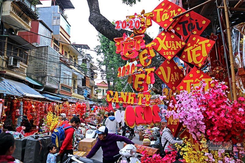 Chợ hoa Tết đầy sắc màu và hoa tươi sẽ khiến bạn nhớ mãi. Xem hình ảnh này để thấy sự đẹp đẽ và tình yêu dành cho hoa của người dân Việt Nam trong thời gian đón Tết.