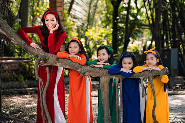 H'Hen Niê tóc dài dịu dàng, rạng rỡ diện áo dài Tết bên mẫu nhí