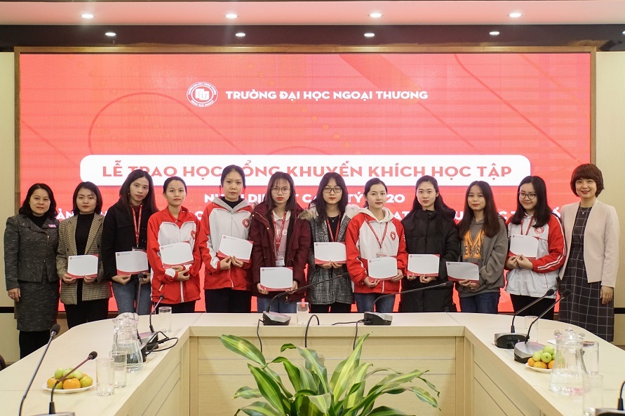 Trường ĐH Ngoại thương trao 222 suất học bổng cho sinh viên khó khăn về đón Tết