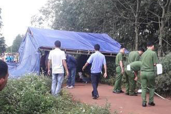 Cha đánh chết con vì dám cầm dao đuổi chém mẹ