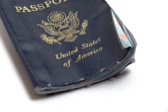 Tốn hàng trăm triệu vì sơ suất để một giọt nước rơi vào hộ chiếu