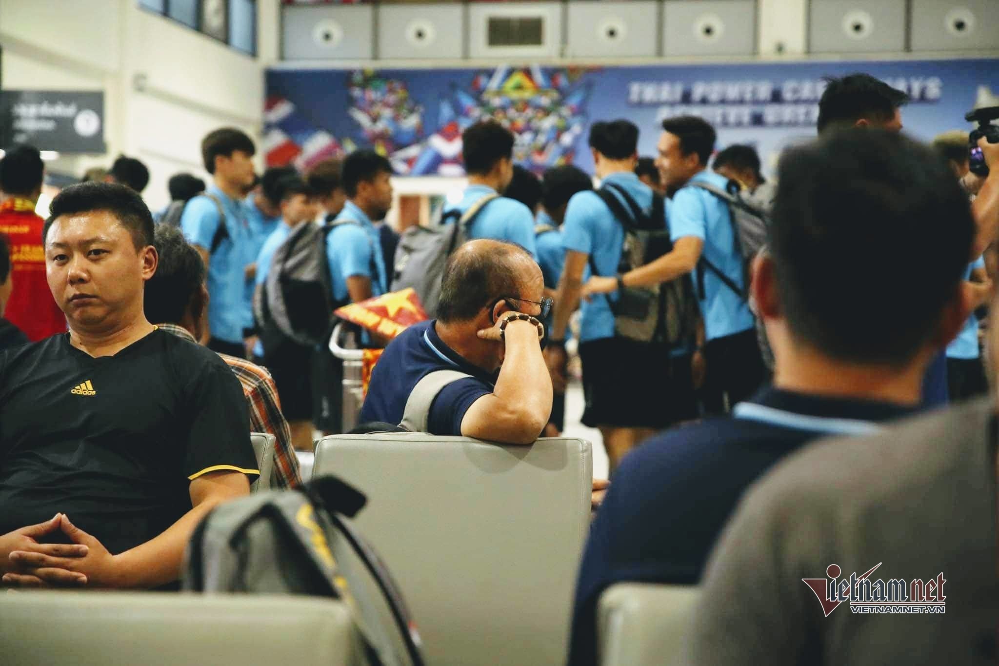 U23 Việt Nam và Triều Tiên 'chạm trán' ở sân bay
