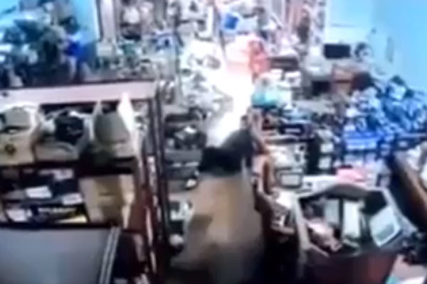 Clip: Tiếng kêu khóc thảm thiết, người phụ nữ ôm con nằm gục, không khí hoảng loạn cực độ tại hiện trường vụ xả súng khiến 6 người thương vong
