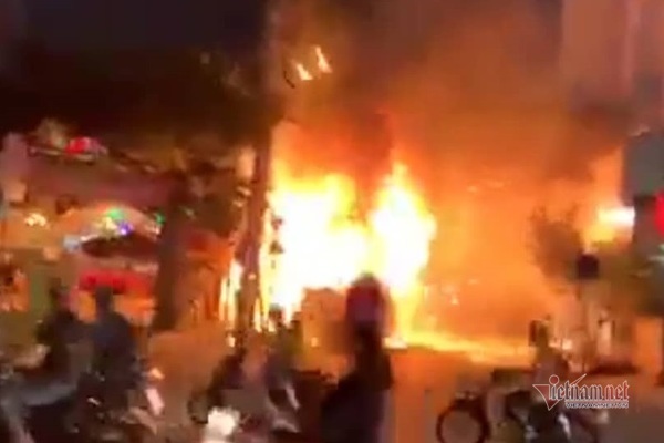 Cháy xe khách trên phố Sài Gòn, nhiều người hốt hoảng tháo chạy