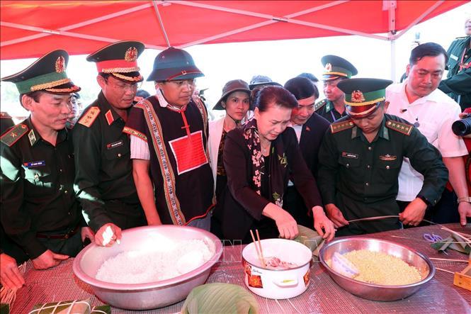 Chủ tịch QH gói bánh chưng cùng chiến sĩ và đồng bào Buôn Đôn