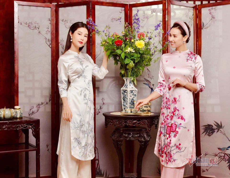 Áo dài - Là trang phục truyền thống của người Việt, áo dài mang trong mình vẻ đẹp tinh tế và thanh lịch. Nhìn vào bức hình về áo dài, bạn sẽ cảm nhận được sự thống nhất giữa huyền thoại và hiện đại, giữa phong cách cổ điển và sự sang trọng của ngày nay.