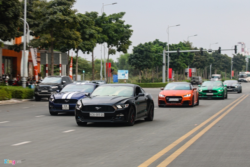 Đàn ngựa hoang Ford Mustang quy tụ tại TP.HCM, đọ dáng với xe Đức