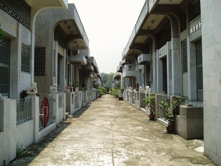 Nghĩa trang nhà giàu: Lăng mộ là những ngôi nhà to đủ tiện nghi, sang hơn cả nhà người sống