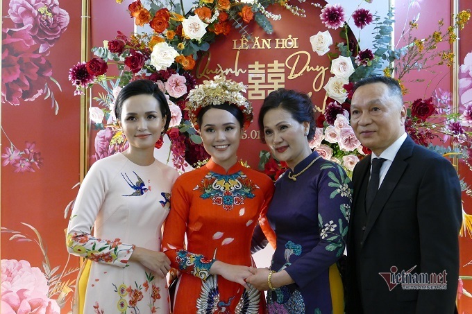 Nhan sắc mặn mà của mẹ vợ cầu thủ Duy Mạnh