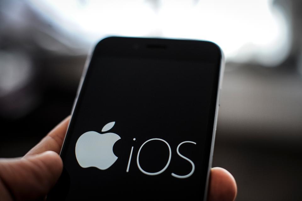 Apple bác yêu cầu mở khóa iPhone của Tổng chưởng lý Mỹ