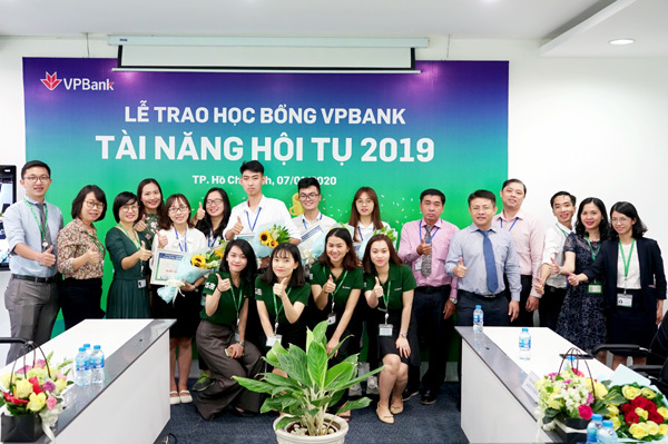 160 sinh viên xuất sắc nhận học bổng từ VPBank