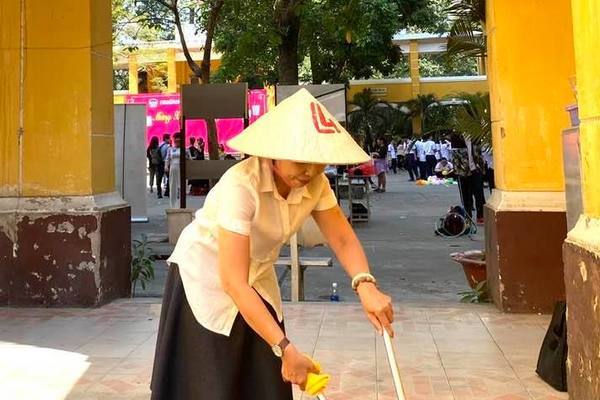 Hiệu trưởng đứng bếp nấu cơm gà 