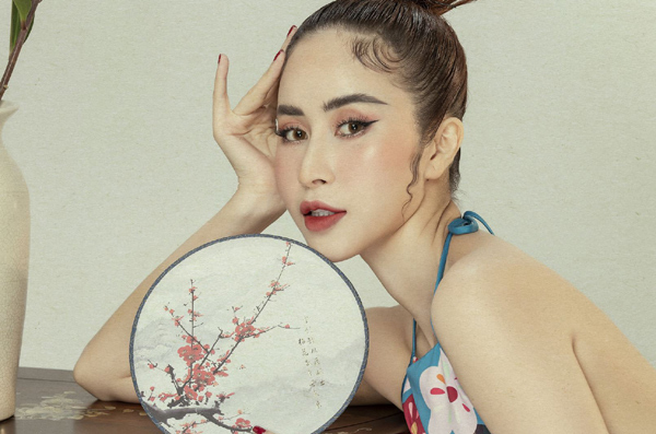 Phan Ngọc Hân diện áo dài yếm khoe lưng trần đón Tết