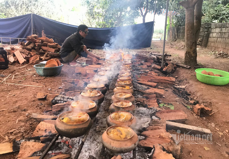 Xuyên đêm hít khói, kho 5.000 nồi cá bán Tết Canh Tý