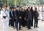 Người dân thôn Hoành đến viếng 3 chiến sĩ hy sinh tại Đồng Tâm