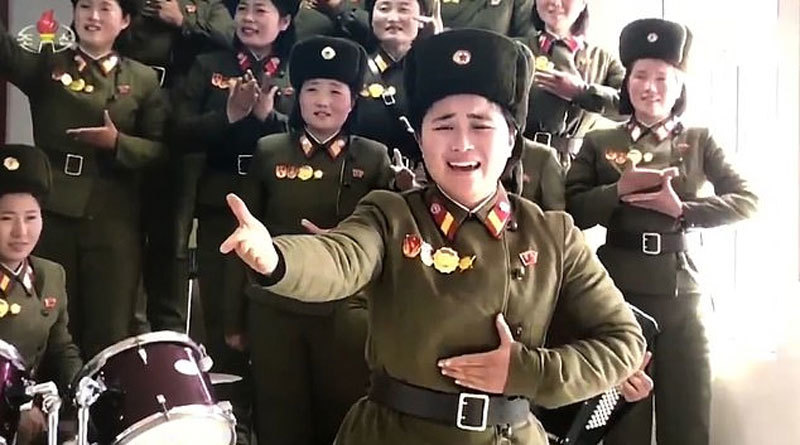 Kim Jong Un cười tươi xem các nữ quân nhân múa hát