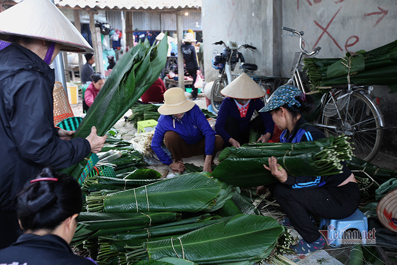 Phụ nữ tay xách, nách mang ở chợ phiên chỉ dành cho phái nữ