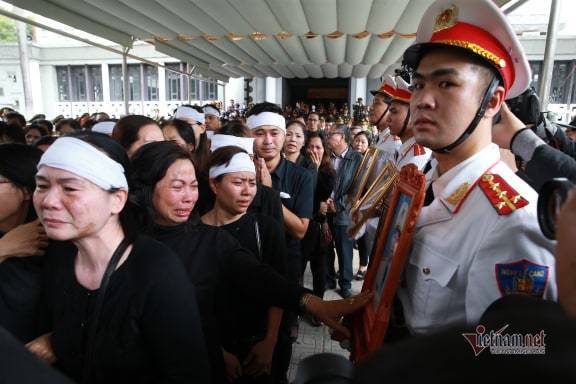 Xót xa dải tang trắng trong lễ tang 3 liệt sĩ hy sinh ở Đồng Tâm