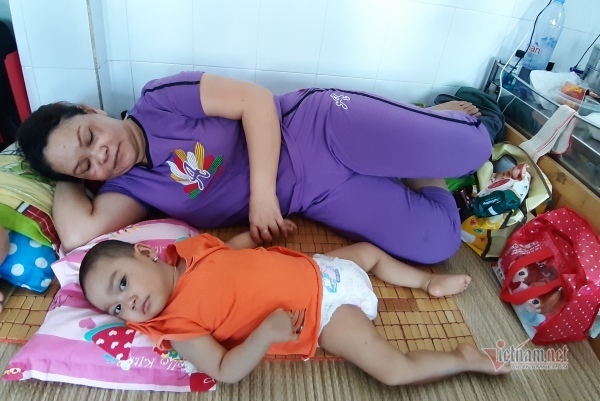 Xót xa bé gái ung thư liệt nửa người chật vật tìm bầu sữa mẹ