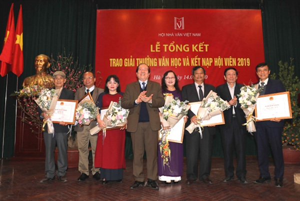 Best Vietnamese writers of 2019 receive awards