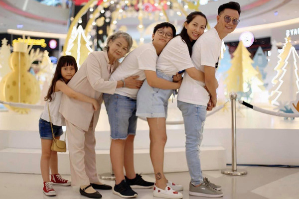 Trào lưu ‘Ôm để gắn kết’ thu hút cả người già, trẻ nhỏ