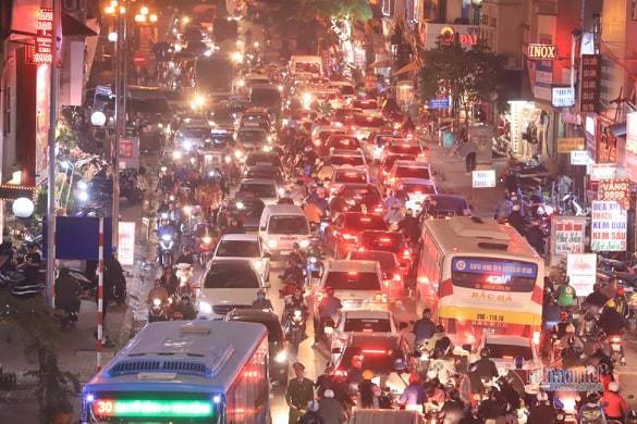 Xế hộp, xe máy lao đầu vào nhau, Hà Nội tắc mọi ngả trước ngày ông Công ông Táo