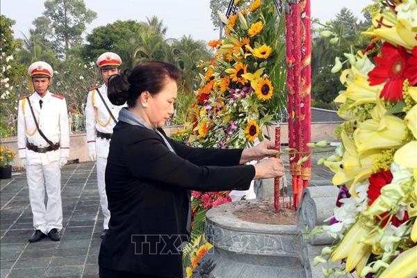Chủ tịch QH dâng hương tưởng niệm các anh hùng, liệt sĩ tỉnh Bến Tre