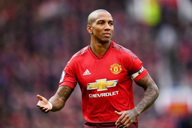 Ashley Young nổi loạn để đào tẩu khỏi MU