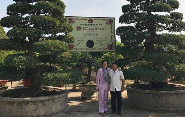 Hoài Linh khoe ảnh thăm cặp me kỷ lục ở Sa Đéc