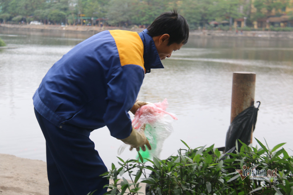 Tiết lộ của nam công nhân túc trực bên hồ ngày ông Công ông Táo