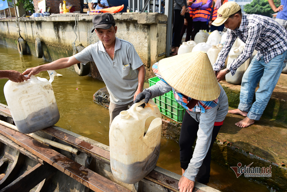 Né quân chích điện, thuê ghe ra giữa sông thả tạ cá ngày ông Công ông Táo