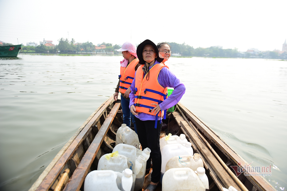 Né quân chích điện, thuê ghe ra giữa sông thả tạ cá ngày ông Công ông Táo