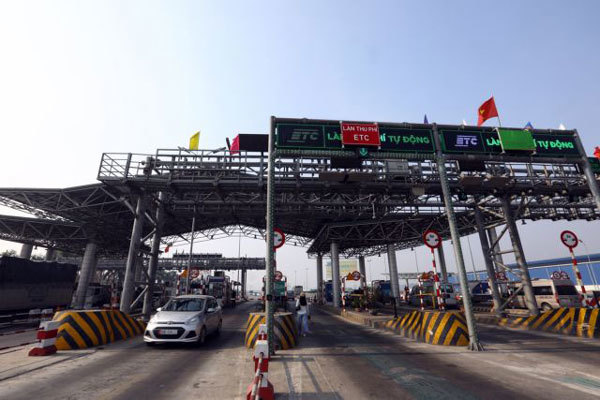 Transport minister find reasons for toll booth delays