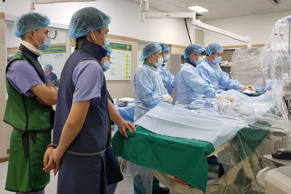 Bác sĩ Việt trình diễn can thiệp tim mạch với thế giới
