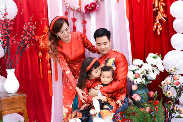 Gia đình Mai Thỏ mặc áo dài xuân chụp ảnh để ủng hộ trẻ em thiếu may mắn