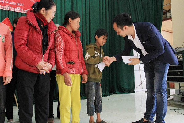 VietNamNet trao 100 suất quà Tết đến tay người nghèo ở Nghệ An