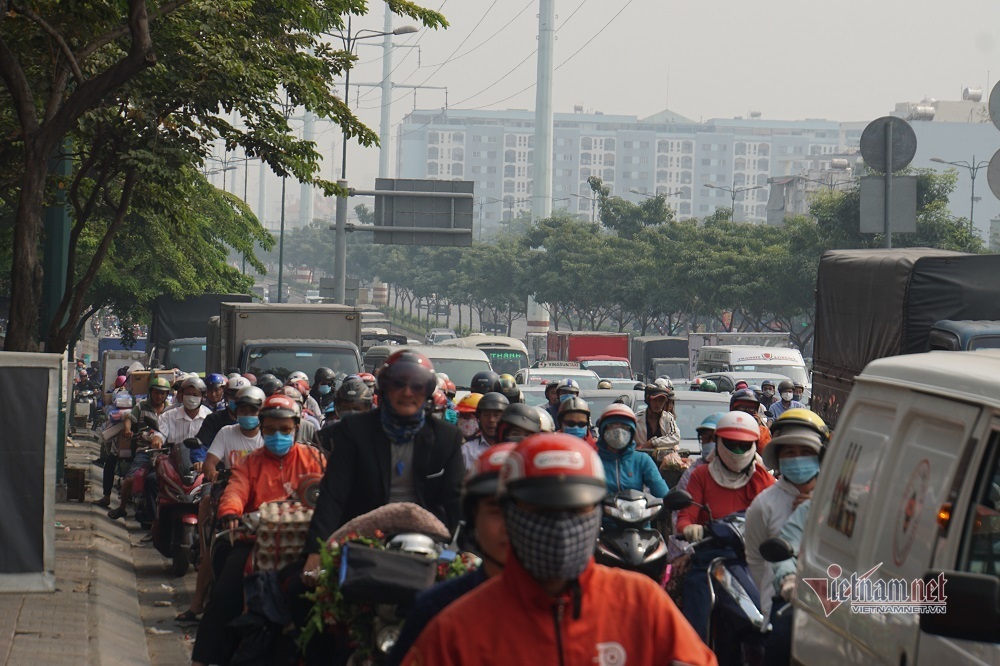 Tân Sơn Nhất ngày 900 chuyến, nhà ga chật ních, cửa ngõ tê liệt