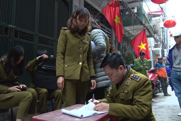 15.000 bao thuốc lá lậu trong ngôi nhà ở Hà Nội chờ bung ra đợt Tết
