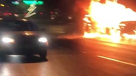 Ô tô cháy rừng rực giữa đường phố đông đúc