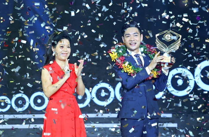 MC 'Chuyện 12h trưa' đăng quang 'Én vàng 2019'