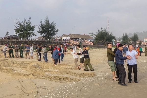 Tắm biển, 2 anh em họ ở Hà Tĩnh bị sóng cuốn mất tích