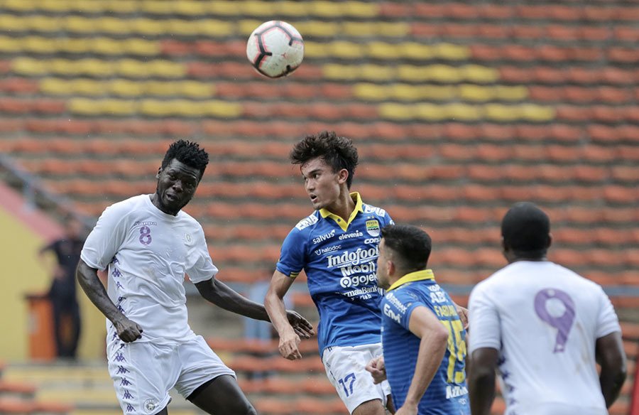 Hà Nội FC trắng tay sau trận cầu kỳ lạ