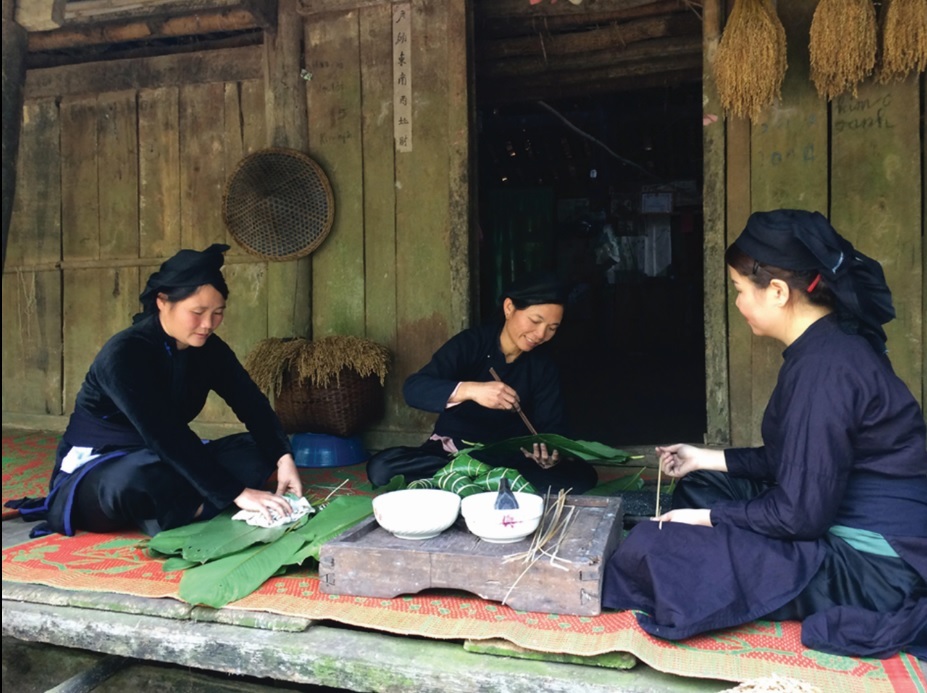 Bánh chưng đen là loại bánh đặc trưng dịp Tết của dân tộc nào?