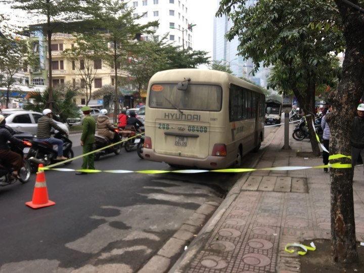 Tài xế xe khách chết gục trên vô lăng ở Hà Nội, cửa xe có vết bất thường