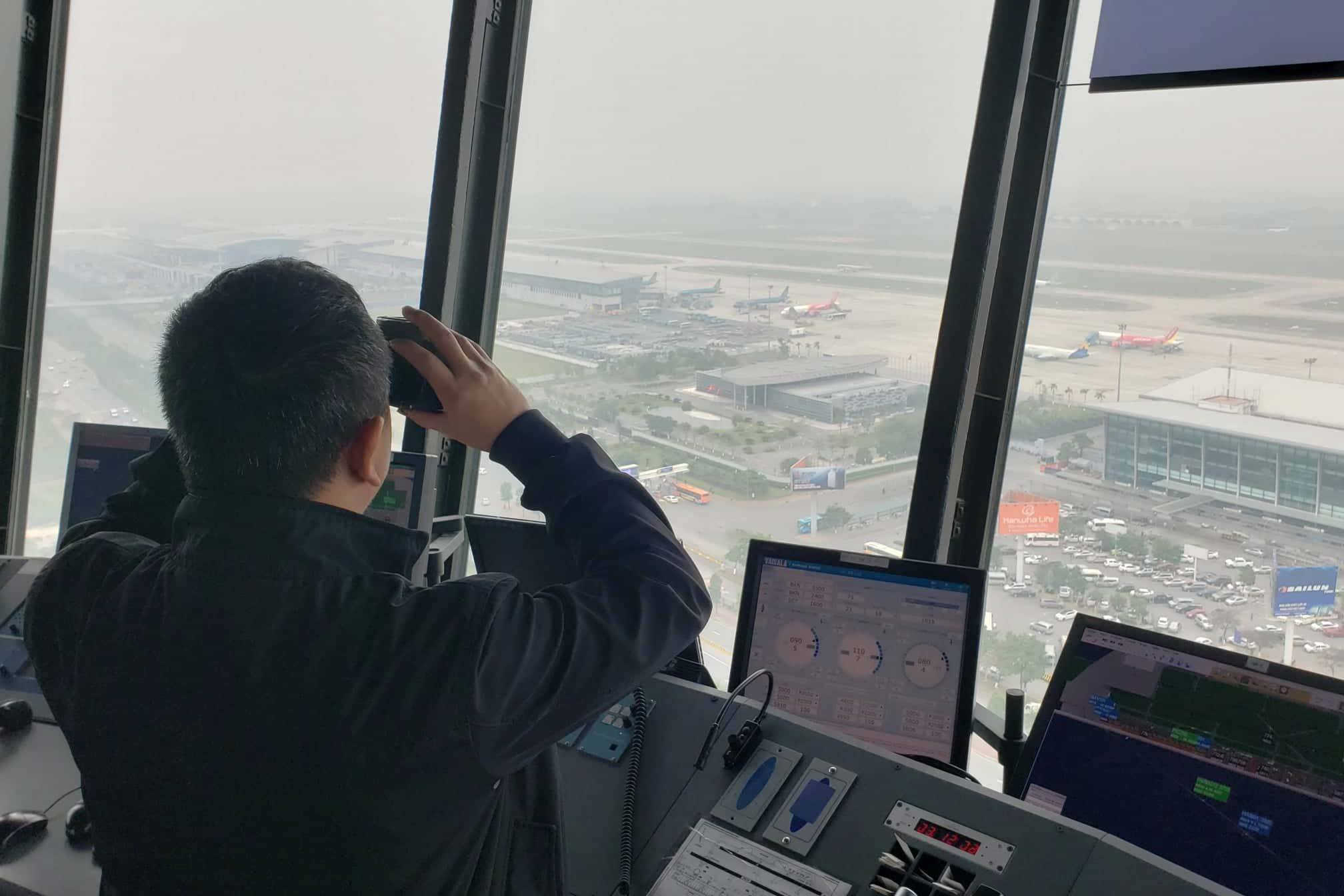 Cứu hành khách khó thở, kiểm soát viên không lưu phân luồng máy bay